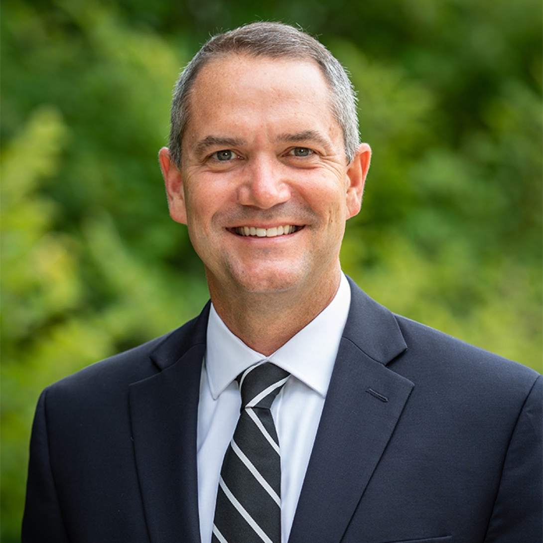 Daryl McDaniel headshot with trees in background